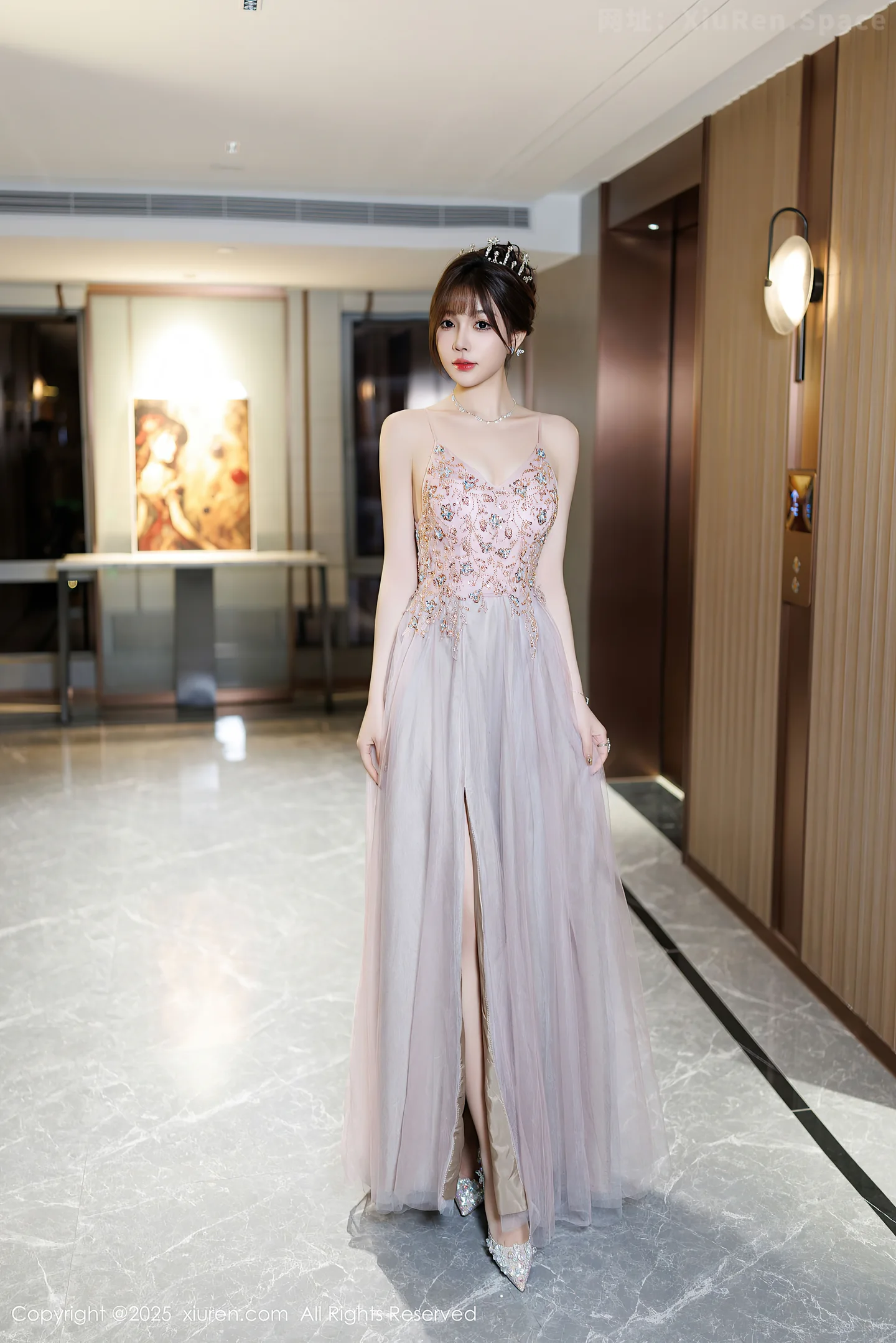 图片[2]-[XiuRen秀人网] VOL.9699 女神徐莉芝Booty性感碎花连衣裙配超薄肉丝秀完美身材诱惑写真100P-秀人网官方网站